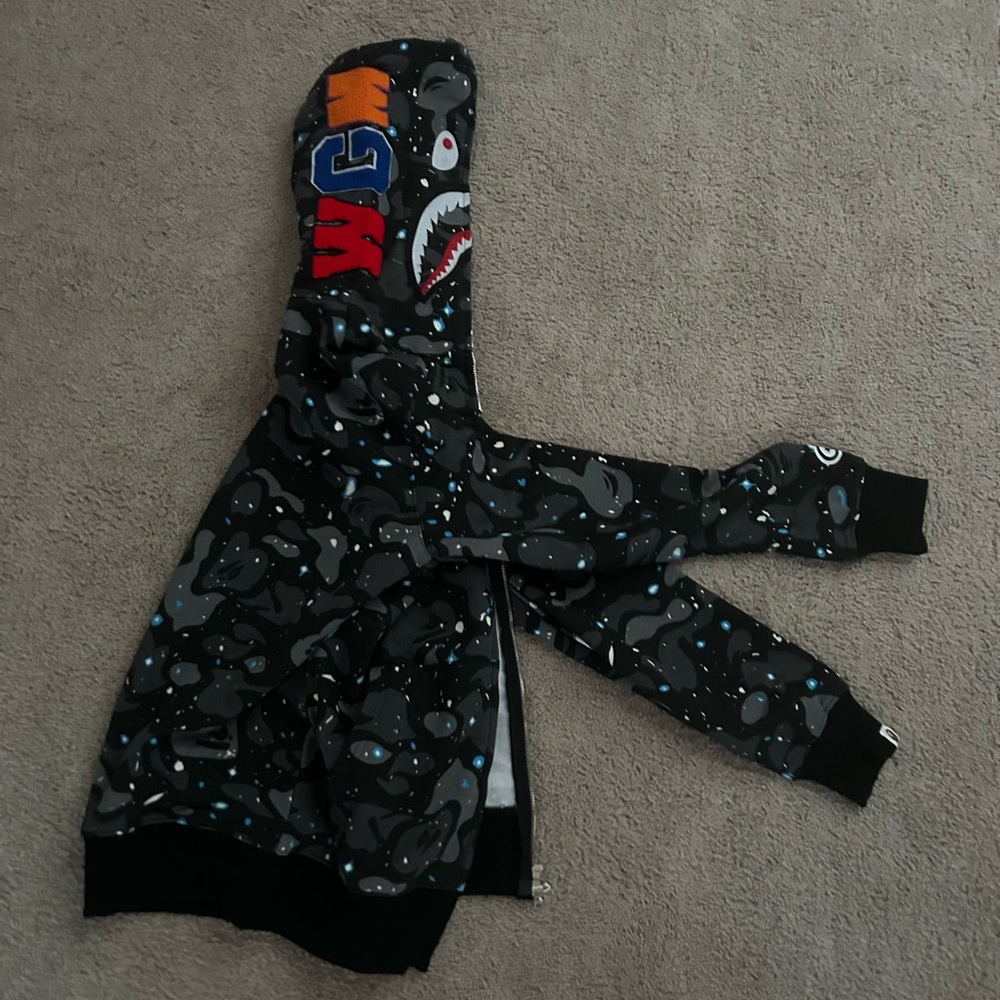 Brand new BAPE hoodie with tags and bag in great condition haven’t been once